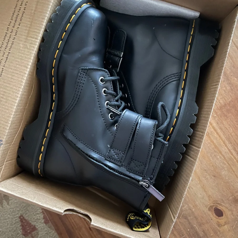 Doc Marten 1460 boots size 9 - Picture 1 of 4